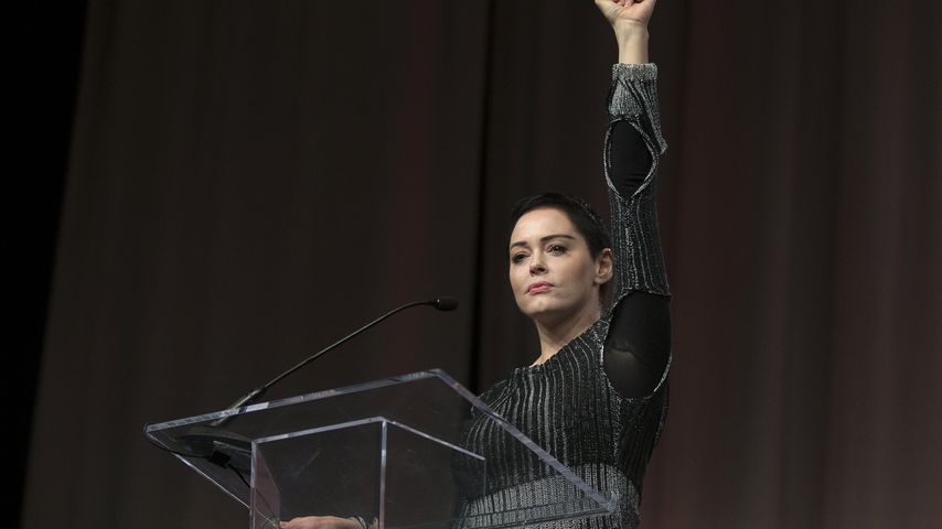 Frisch verliebt? Rose McGowan knutscht mit diesem Model