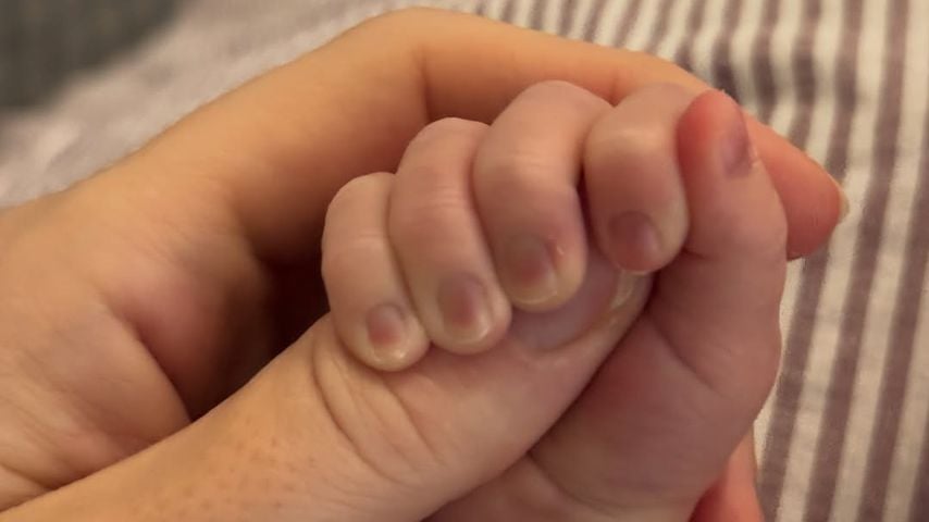 Rose McIver hält die Hand ihres Babys