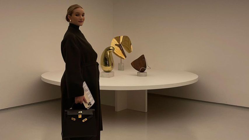So stylish verpackt Rosie Huntington-Whiteley Babybauch
