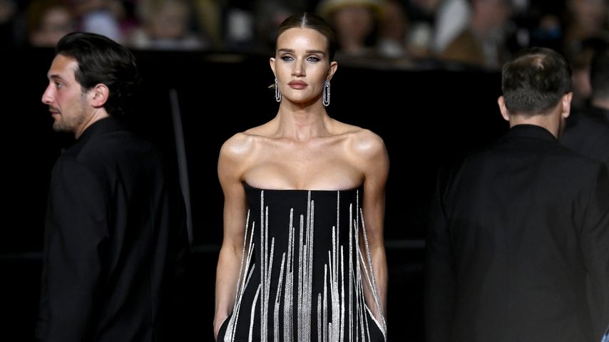 Rosie Huntington-Whiteley glänzt im funkelnden Wow-Look!