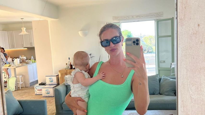 Süße Pics: Rosie Huntington-Whiteley genießt Sommer mit Kids