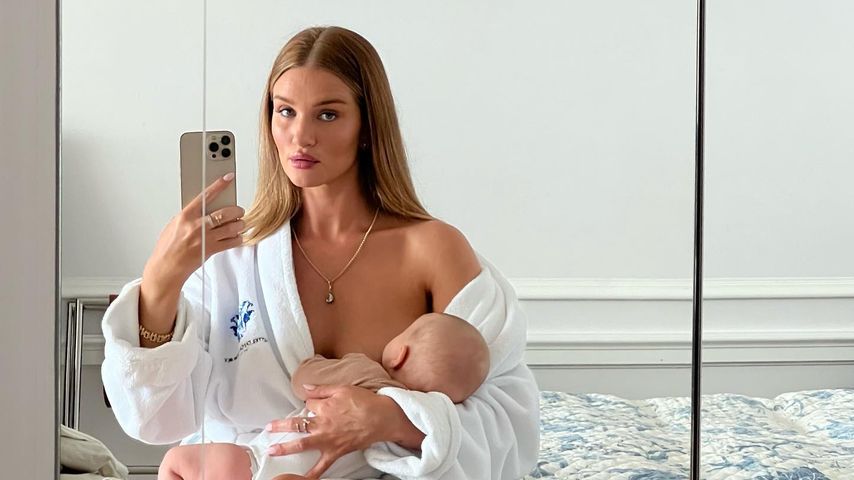 Im Bademantel: Rosie Huntington-Whiteley stillt Töchterchen