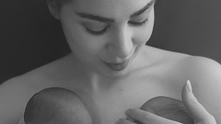 Roxanne McKee hält ihre neugeborenen Zwillinge im Arm