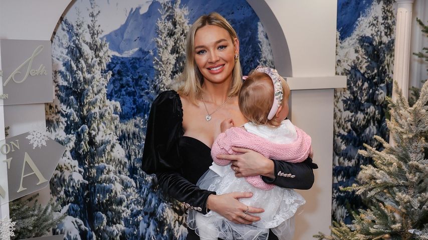 Roxy Horner strahlt mit Tochter Elsie auf Weihnachtsparty