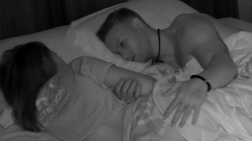 Roxy und Jay im Bett bei "Temptation Island V.I.P."