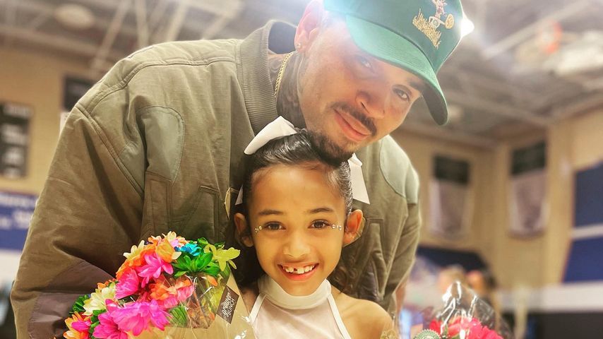 Wie niedlich! Royalty Brown singt Ständchen für Papa Chris
