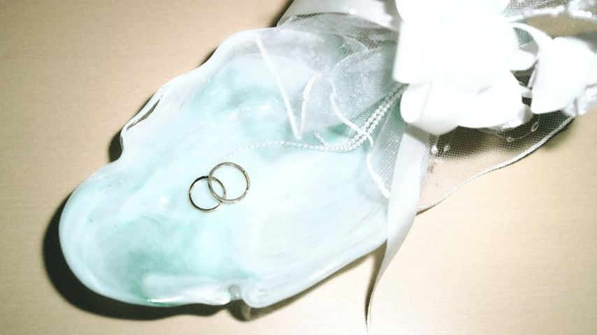 Ruby O. Fee und Matthias Schweighöfer zeigen ihre Eheringe