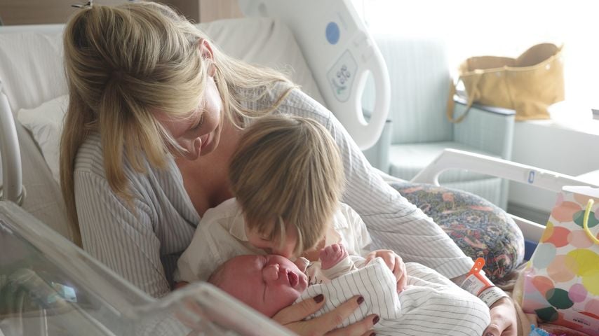 Ruby Stewart mit ihren Söhnen Otis und Levi, August 2026