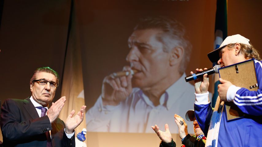 Mit Riesen-Banner: Schalke-Fans zollen Rudi Assauer Tribut!