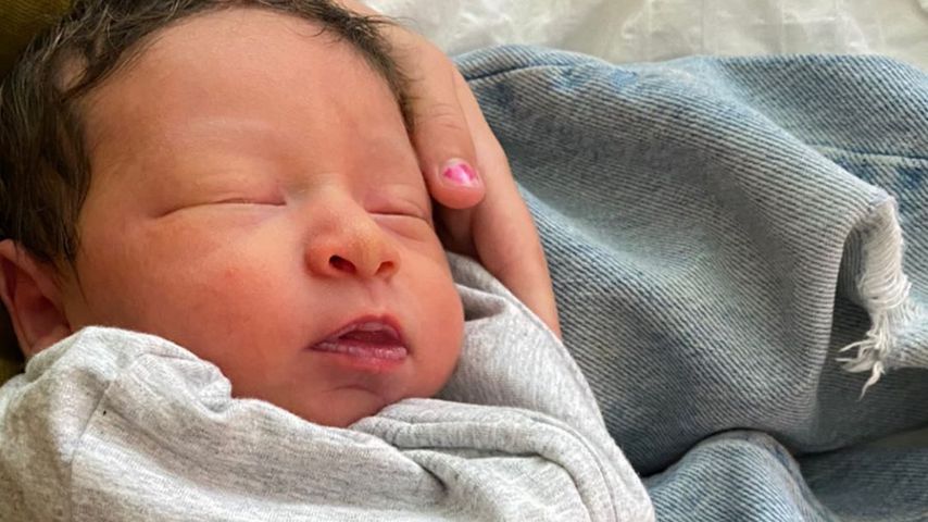 Rumble Honey auf dem Arm eines Kleinkindes