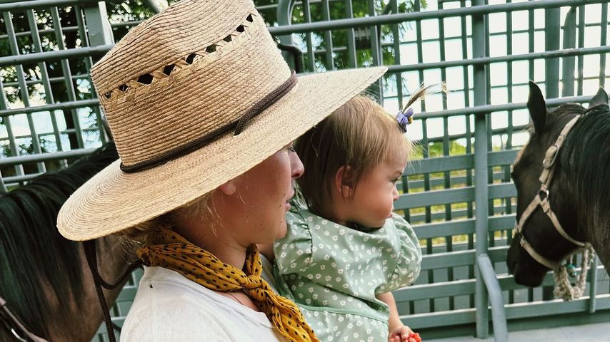 Rumer Willis und ihre Tochter Louetta Isley Thomas Willis am Set von "Broken Trail"