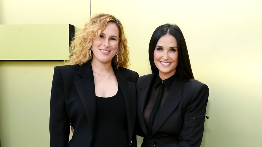 Schwangere Rumer Willis strahlt mit Mama Demi auf Modenschau