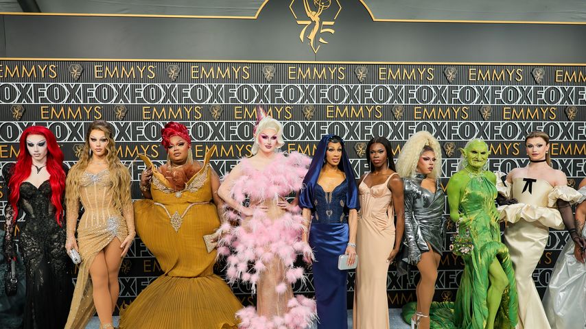 Verrückter Emmy-Look: Wer steckt unter diesem grünen Kostüm?