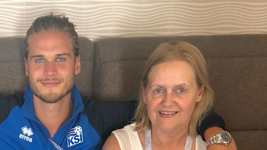 Rúrik Gíslason mit seiner Mutter im Jahr 2018