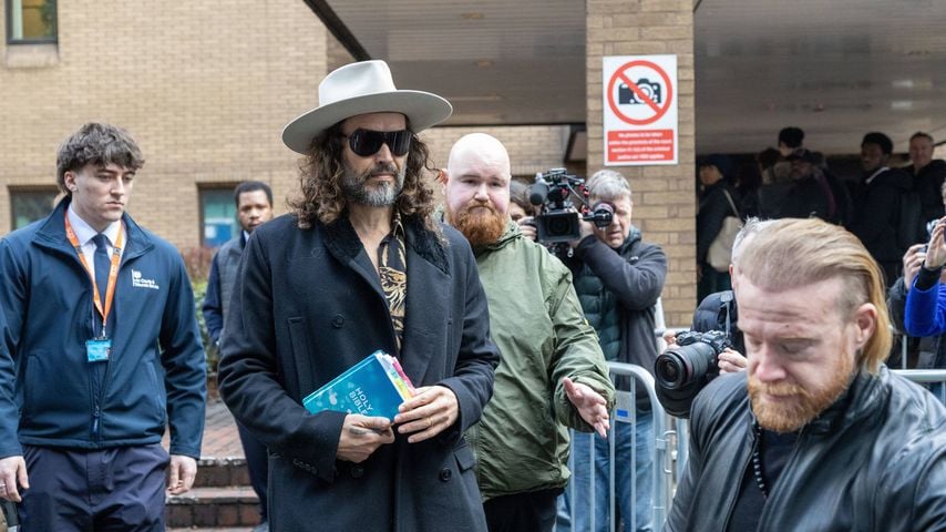 Taktik? Russell Brand bringt Bibel mit zum Gerichtsprozess