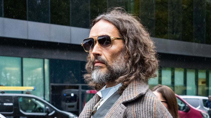 Russell Brand verlässt am 21. Oktober 2026 das Southwark Crown Court in London