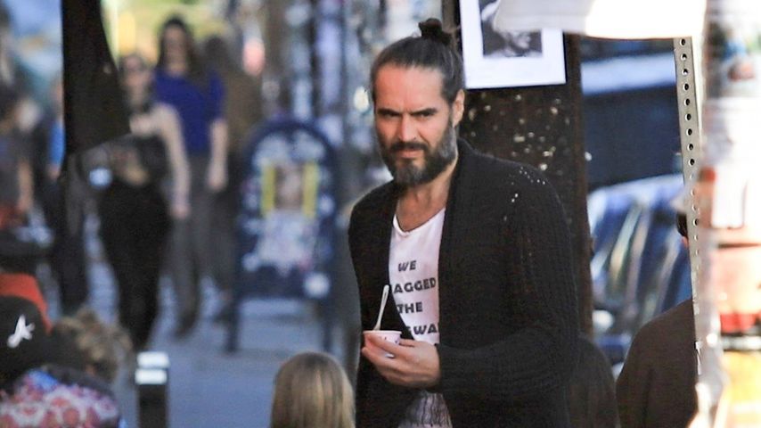 Mega-seltene Aufnahmen: Russell Brand isst mit Tochter Eis