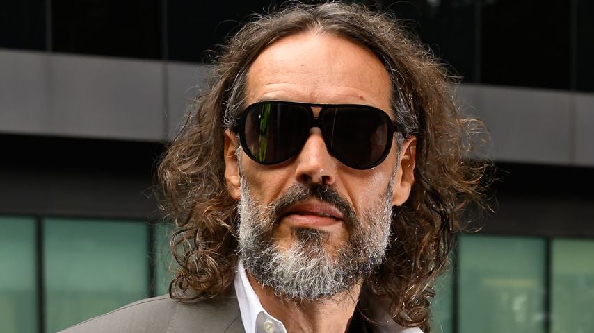 Russell Brand kommt zum Southwark Crown Court in London an
