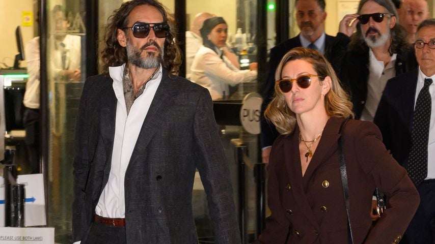 Russell Brand und Laura Gallacher verlassen das Southwark Crown Court in London nach einer Anhörung zu Vorwürfen, die er bestreitet