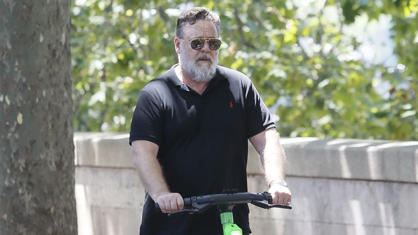 Welcher Hollywood-Star düst mit dem E-Scooter durch Rom?