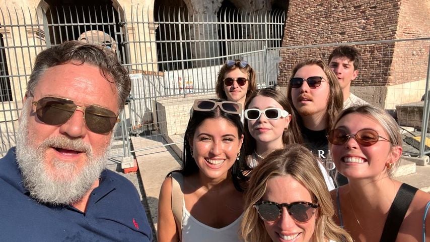 Russell Crowe mit seinen Söhnen und Fans, Juli 2022