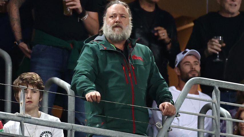 Russell Crowe und Chris Hemsworth bei einem Rugbyspiel in Australien 2021