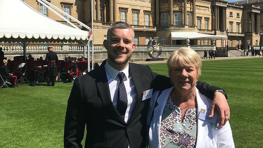 Schauspiel-Hottie Russell Tovey mit Mama auf Fetisch-Party!