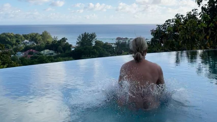 Summervibes: Ruth Moschner hüpft komplett nackt in den Pool