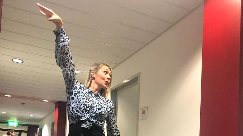 Schräge Backstage-Pose: Was will Ruth Moschner darstellen?