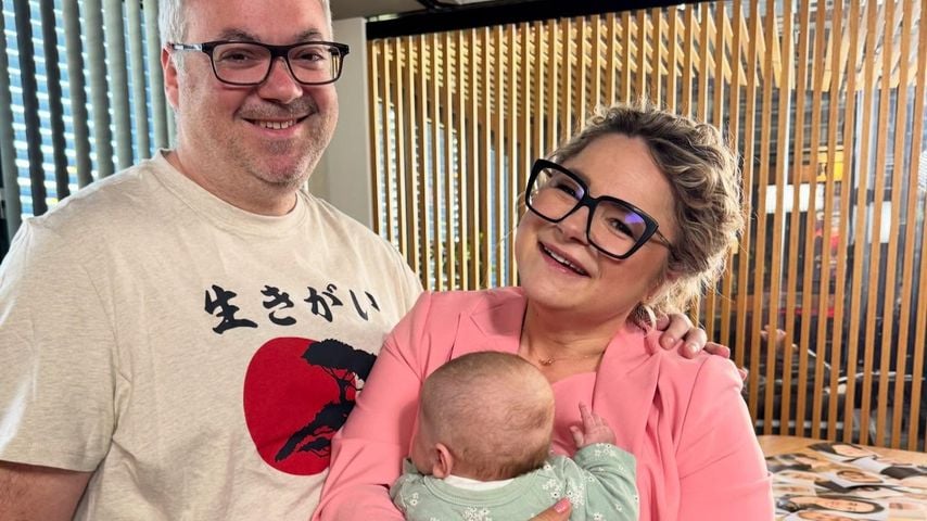 Ryan Bank und Sandra Köhldorfer posieren ihrer Tochter Kaia