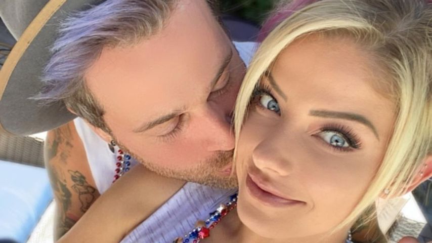 Ryan Cabrera küsst seine Verlobte Alexa Bliss