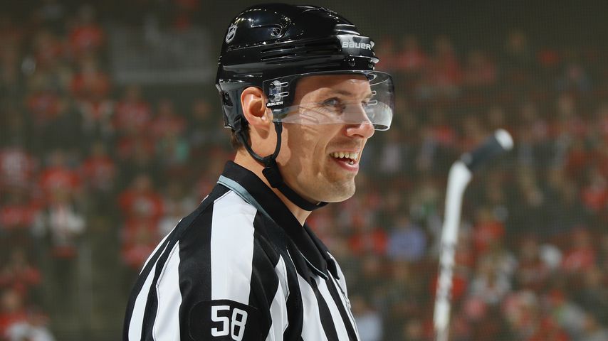 Horror-Crash: Eishockey-Schiri prallt mit Spieler zusammen