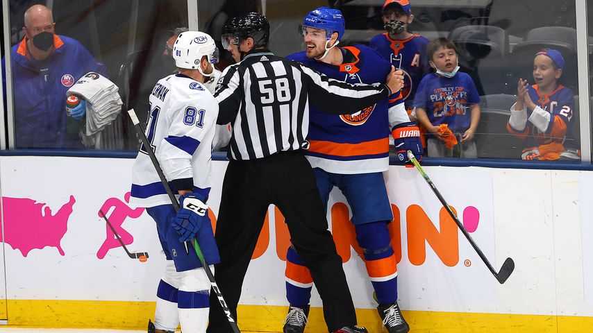 Ryan Gibbons und Eishockey-Spieler bei einem Game im Juni 2021 in New York