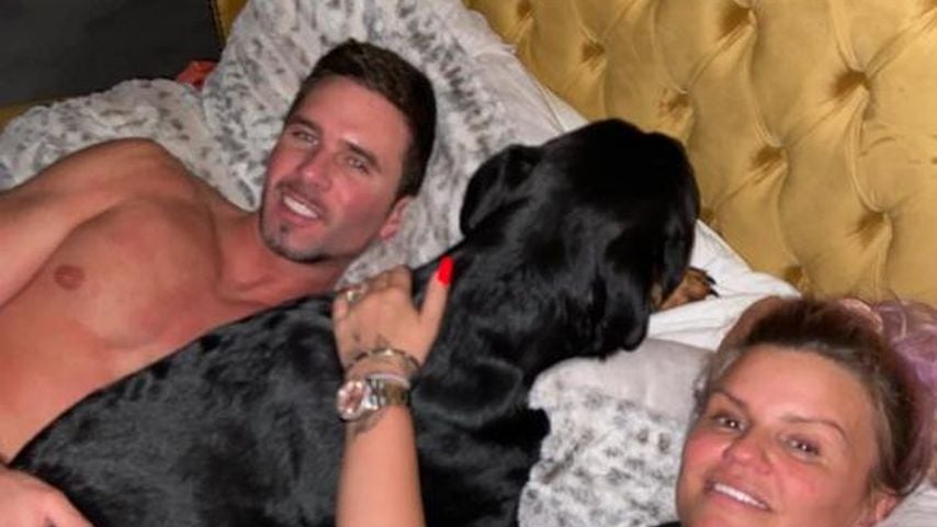 Ryan Mahoney und Kerry Katona liegen im Bett