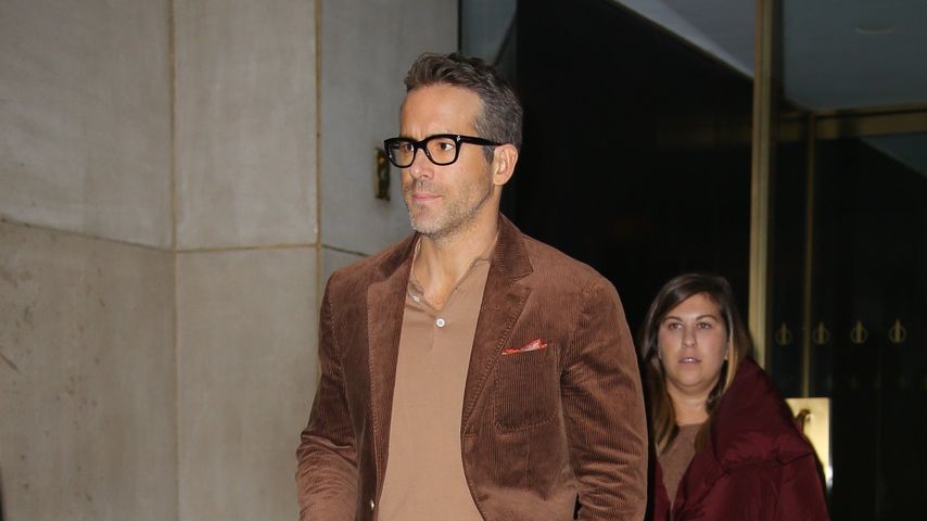 Hallo Siebziger! Schauspieler Ryan Reynolds im Cord-Anzug
