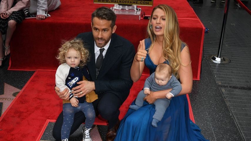Ryan Reynolds feiert mit Blake Lively, Tochter James und ihrem Neugeborenen den Stern auf dem Hollywood Walk of Fame.