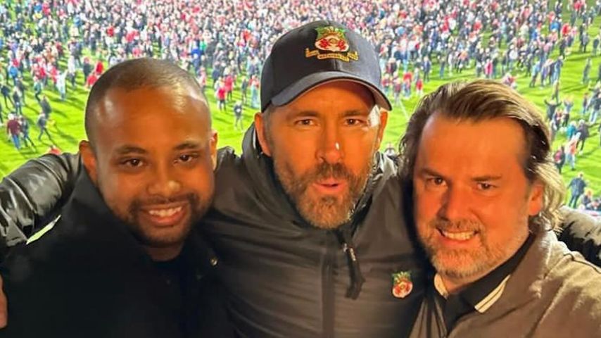 Ryan Reynolds mit Kumpels im Wrexham-Stadion