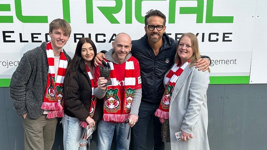 Ryan Reynolds mit seinem Fan Jay Fear und dessen Familie