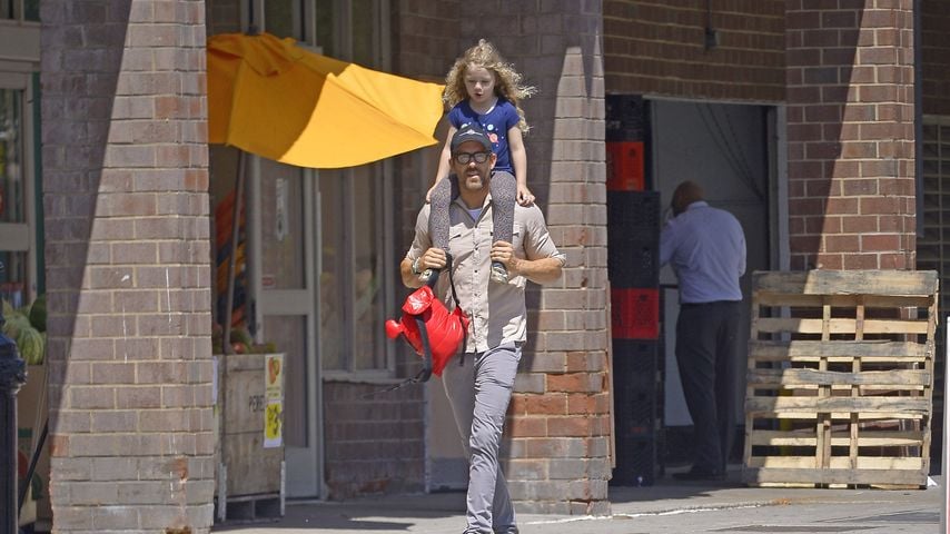 Ryan Reynold und Tochter Inez in Manhattan.