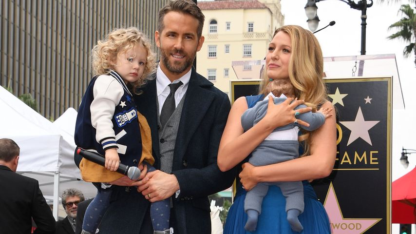 Ryan Reynolds und Blake Lively mit ihren Kindern, 2016