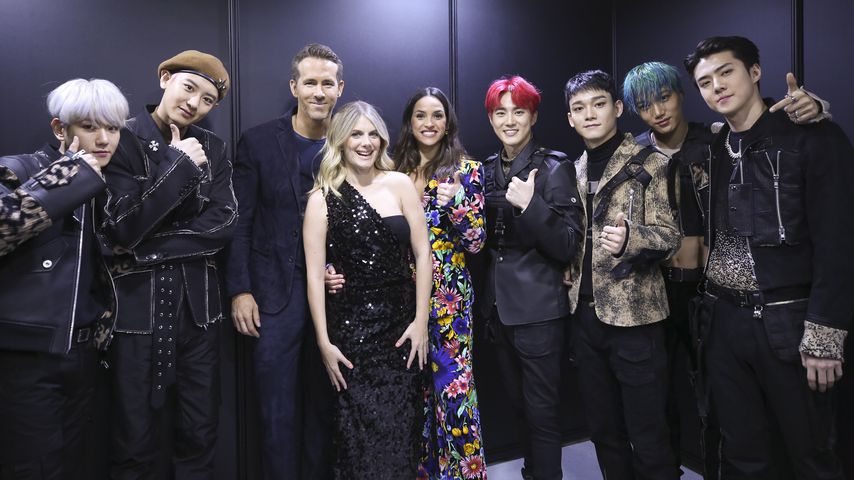 Ryan Reynolds und die EXO-Mitglieder Baekhyun, Chanyeol, Suho, Chen, Kai und Sehun