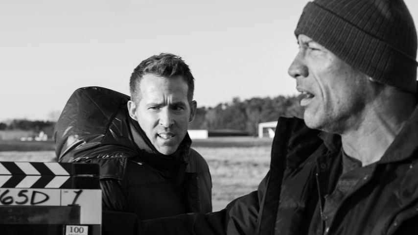 Ryan Reynolds und Dwayne Johnson am Filmset von "Red Notice" 2020