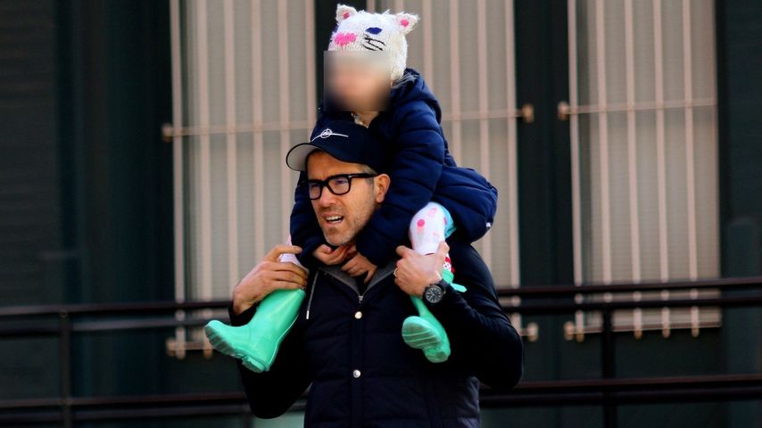 Vollblut-Papa: Ryan Reynolds trägt James auf den Schultern