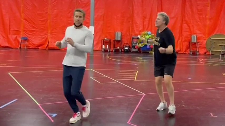 Ryan Reynolds und Will Ferrell am Set von "Spirited"