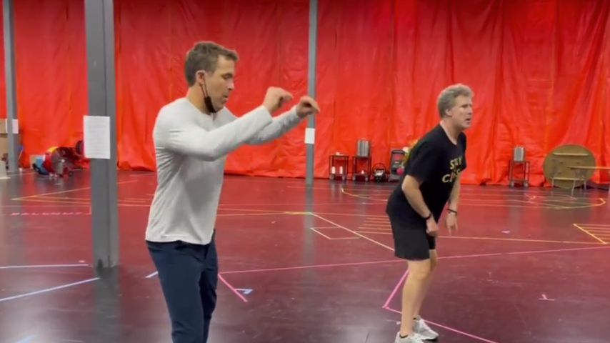 Ryan Reynolds und Will Ferrell am Set von "Spirited"