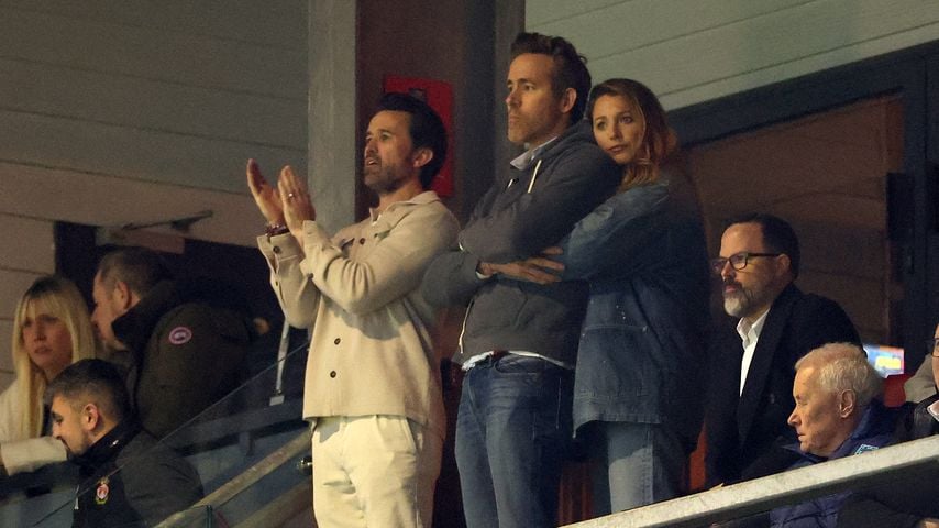 Rob McElhenney applaudiert, Ryan Reynolds wird von Blake Lively umarmt vor dem FA-Cup-Spiel Wrexham gegen Chelsea in Wrexham, 7. März 2026