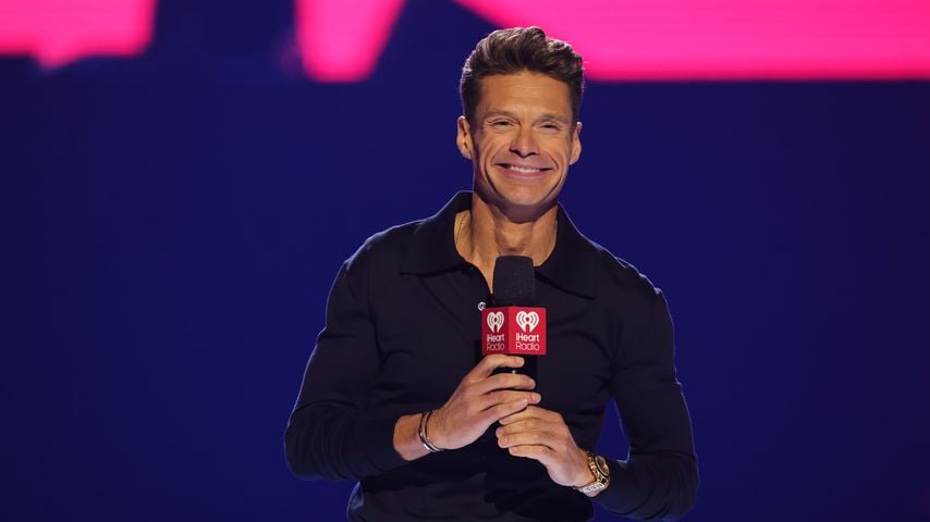 Ryan Seacrest spricht beim iHeartRadio Music Festival 2026 in der T-Mobile Arena in Las Vegas