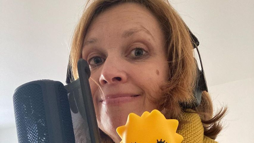Sabine Bohlmann mit Figuren von Lisa Simpson und Sailor Moon