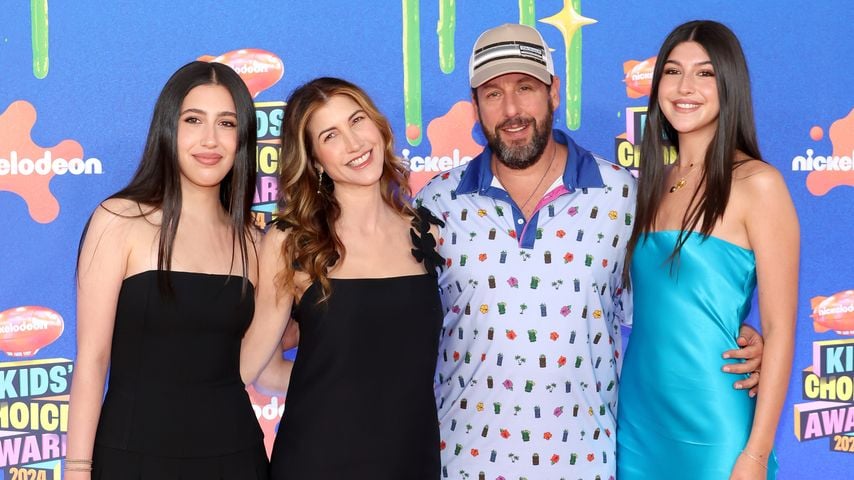 Adam und Jackie Sandler mit den Töchter Sadie und Sunny bei den Kids' Choice Awards 2024