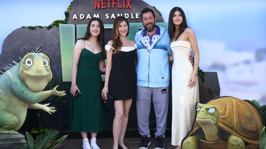 Adam Sandler, Schauspieler, mit seiner Frau und ihren beiden Töchtern